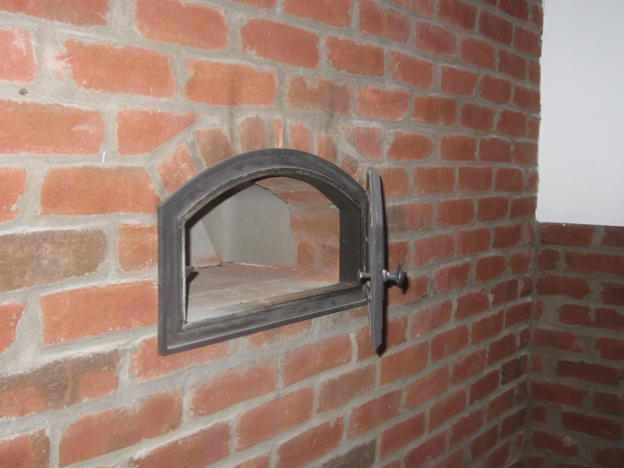 Bake oven integrated into masonry heater